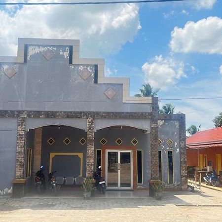 Oyo 93119 Guest House Leo Patra Muara Badak Екстериор снимка