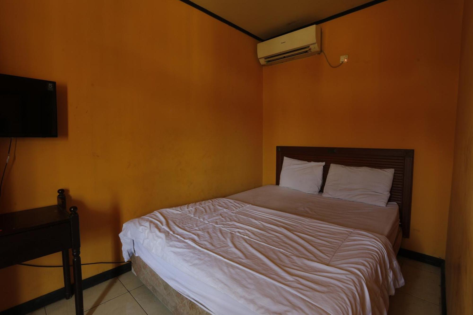 Oyo 93119 Guest House Leo Patra Muara Badak Екстериор снимка