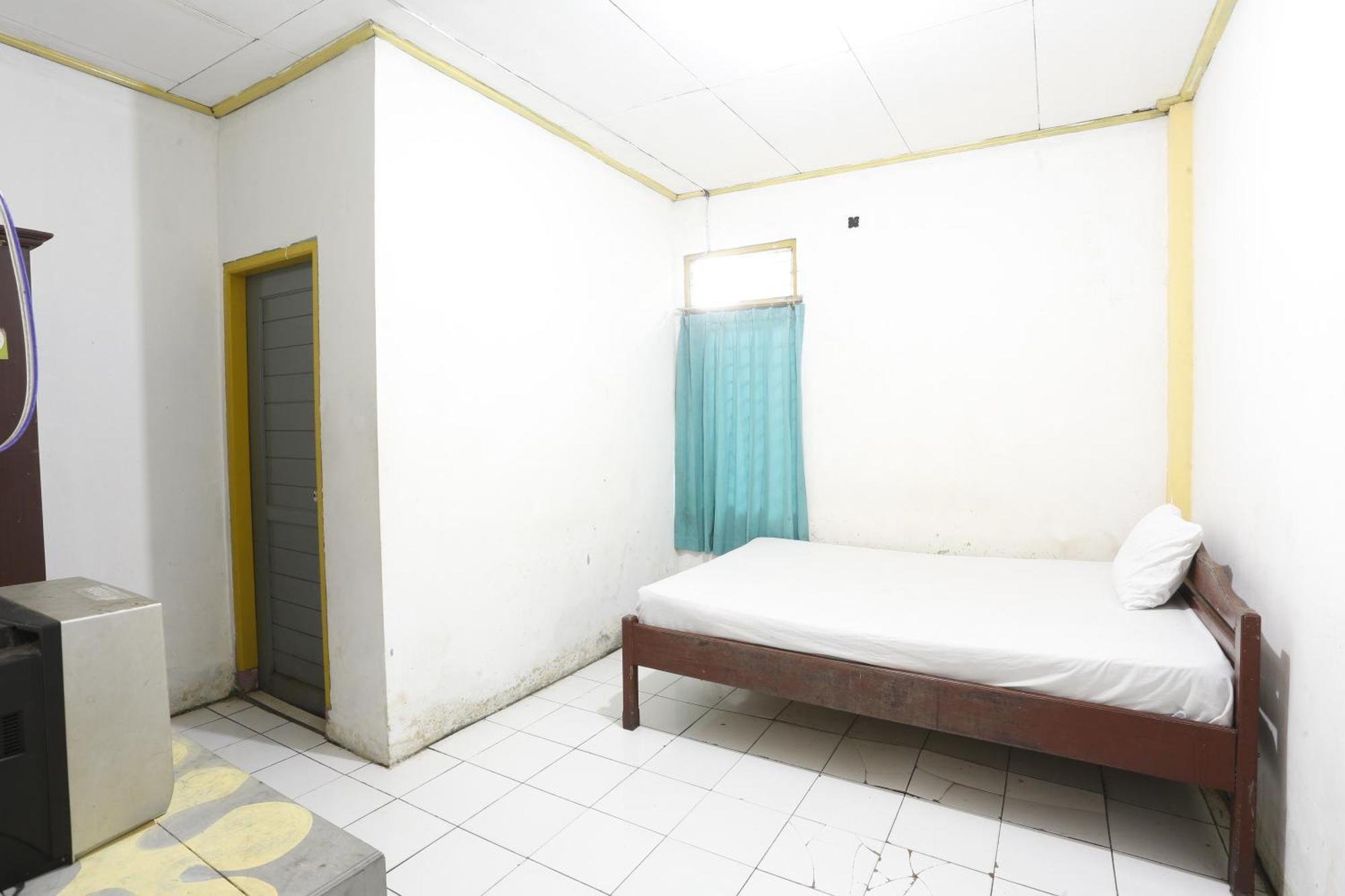 Oyo 93119 Guest House Leo Patra Muara Badak Екстериор снимка
