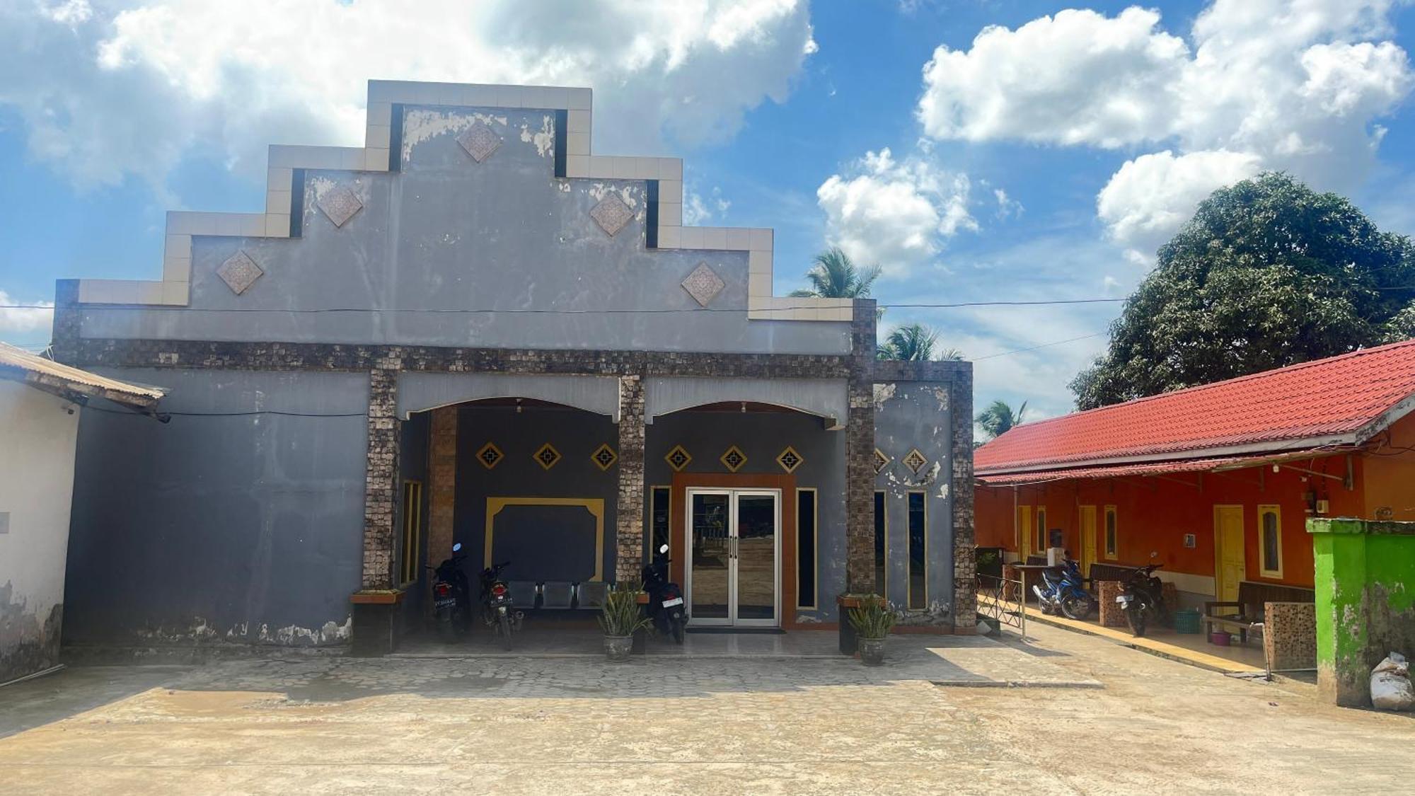 Oyo 93119 Guest House Leo Patra Muara Badak Екстериор снимка