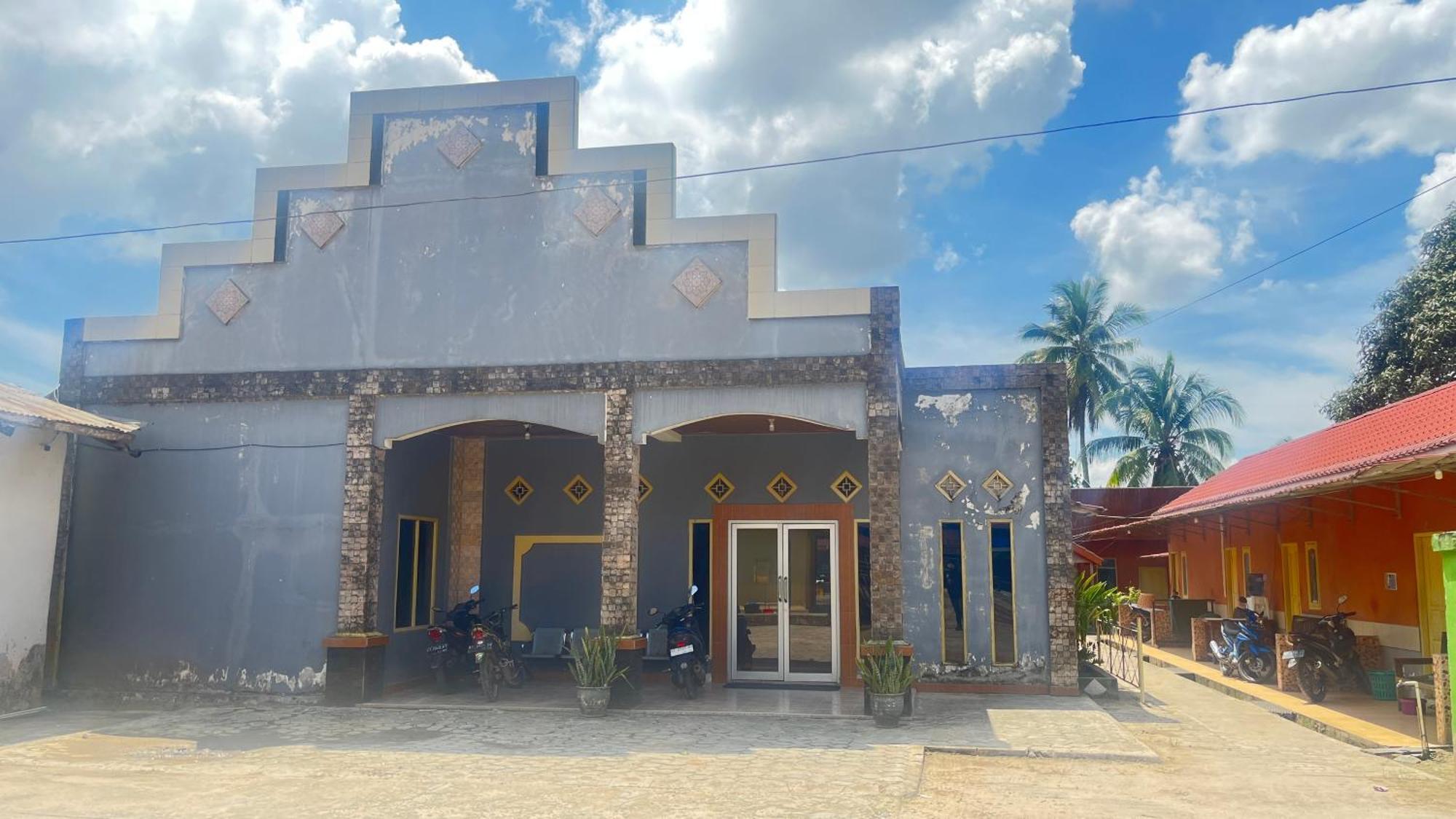 Oyo 93119 Guest House Leo Patra Muara Badak Екстериор снимка