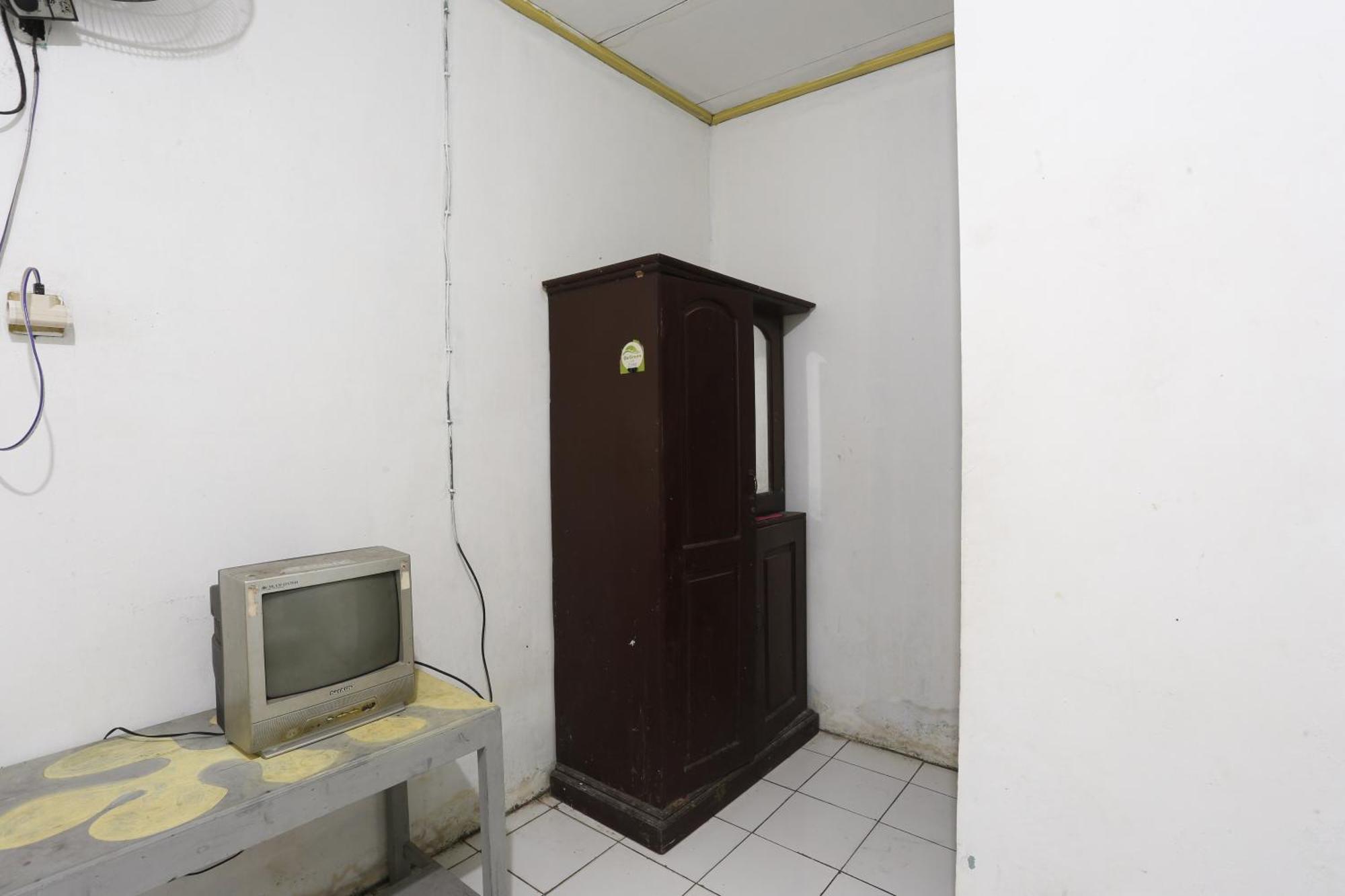 Oyo 93119 Guest House Leo Patra Muara Badak Екстериор снимка