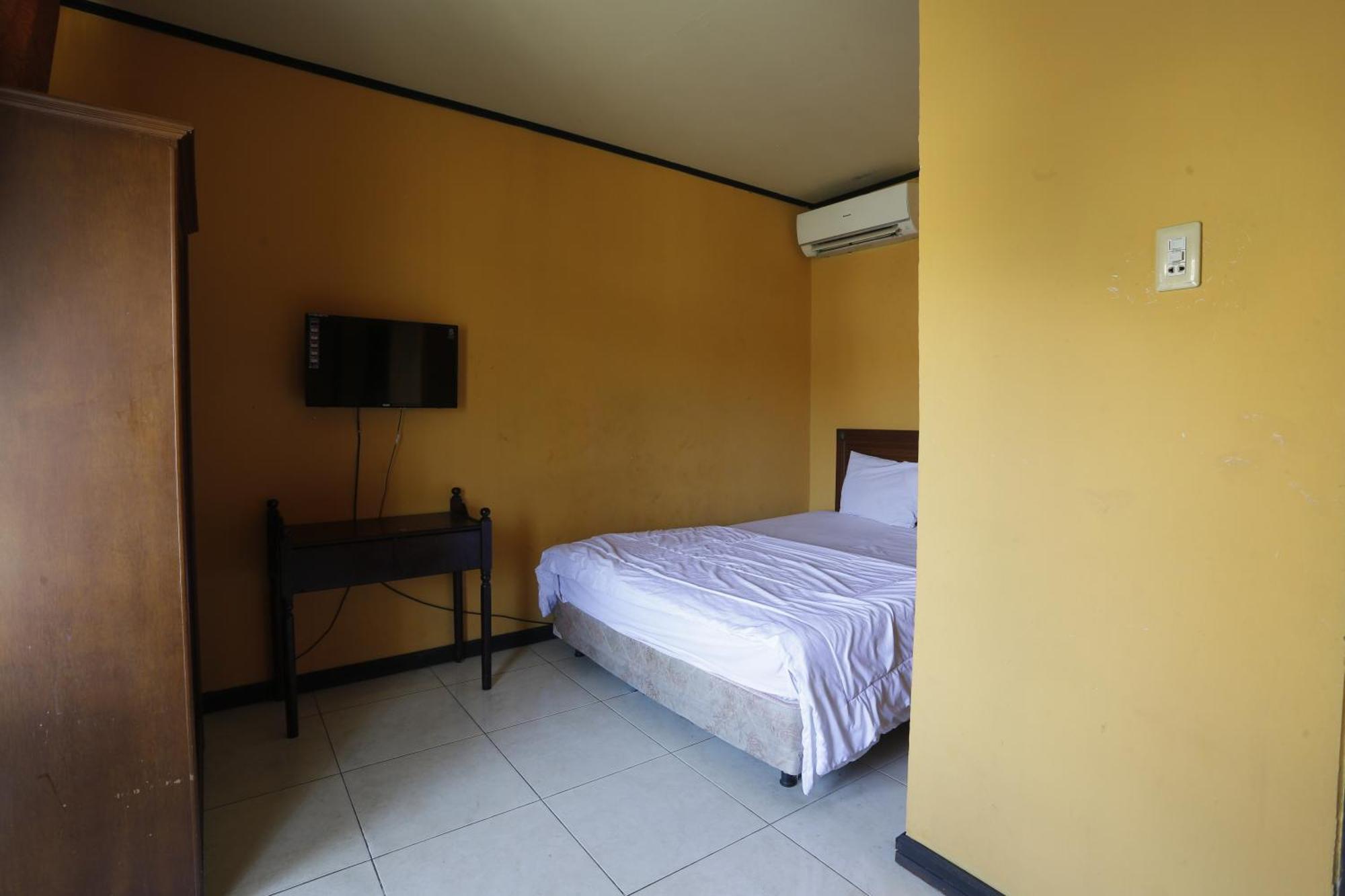 Oyo 93119 Guest House Leo Patra Muara Badak Екстериор снимка
