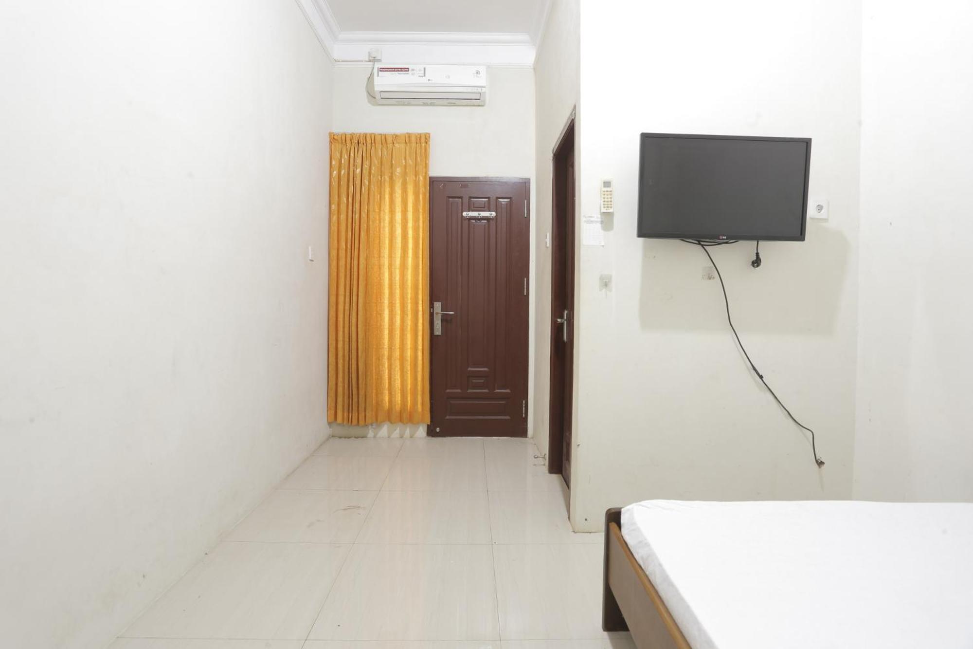Oyo 93119 Guest House Leo Patra Muara Badak Екстериор снимка