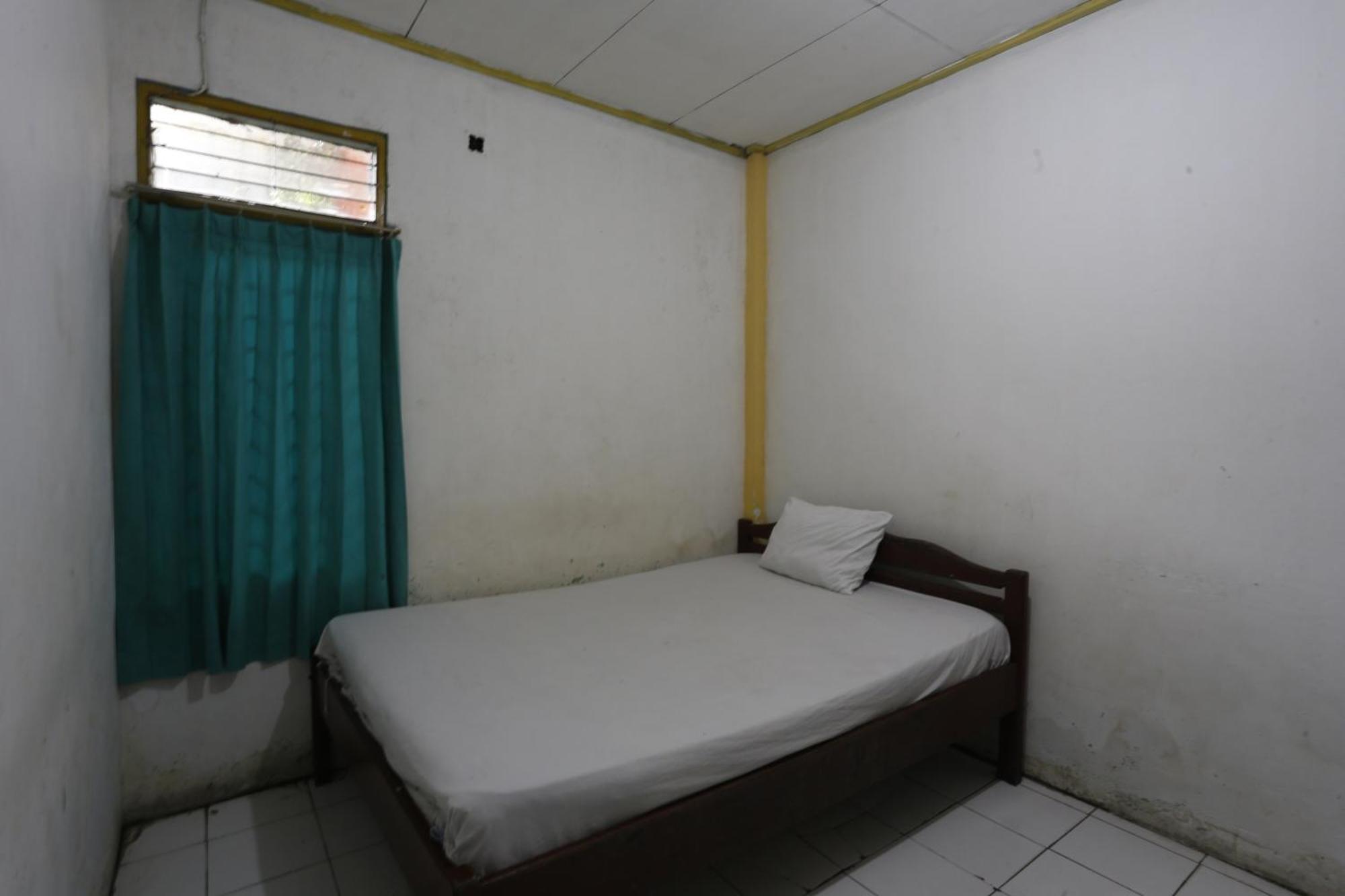 Oyo 93119 Guest House Leo Patra Muara Badak Екстериор снимка