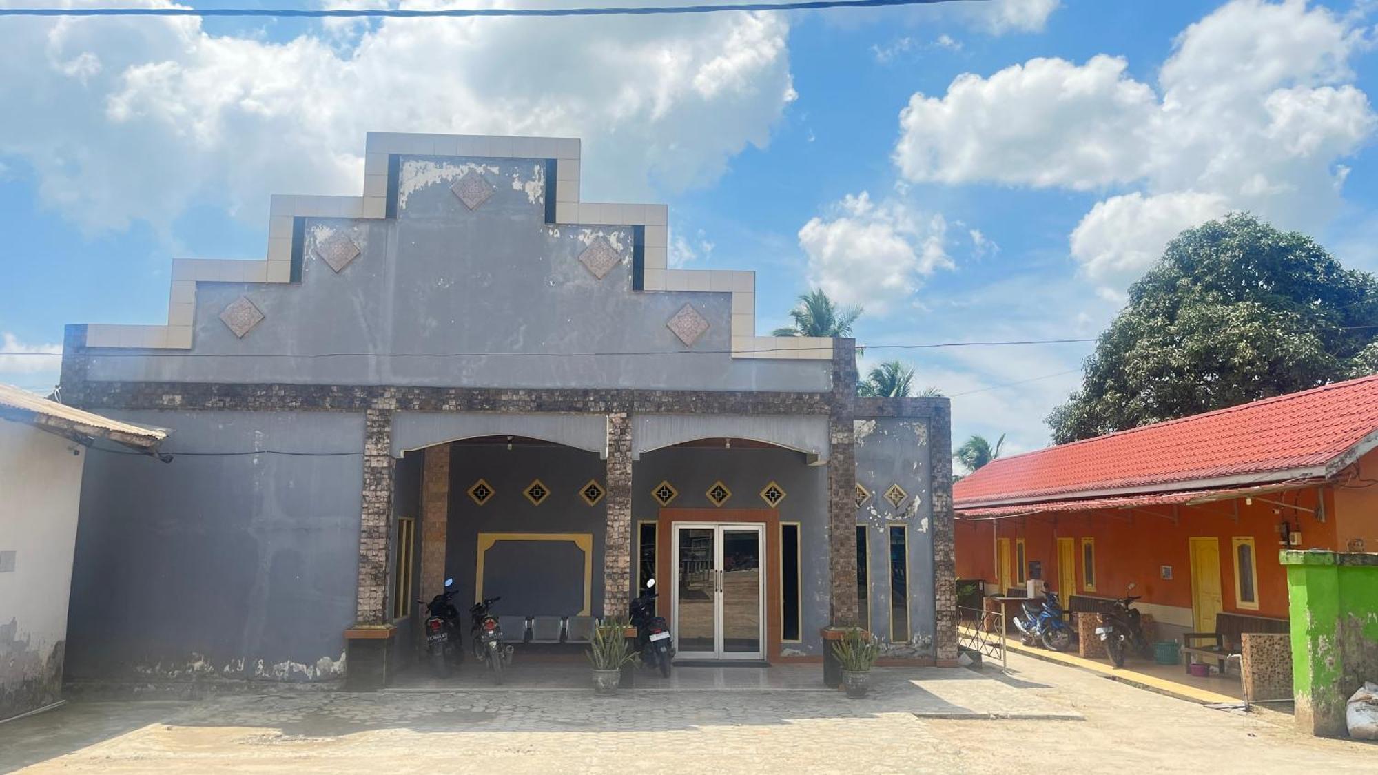 Oyo 93119 Guest House Leo Patra Muara Badak Екстериор снимка