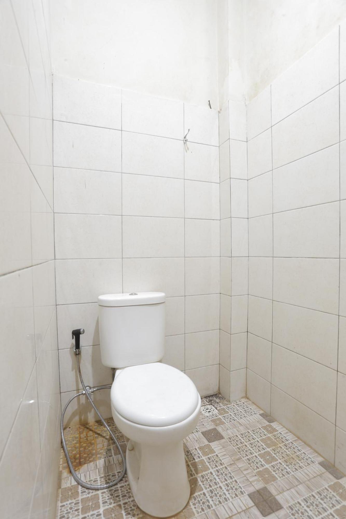 Oyo 93119 Guest House Leo Patra Muara Badak Екстериор снимка