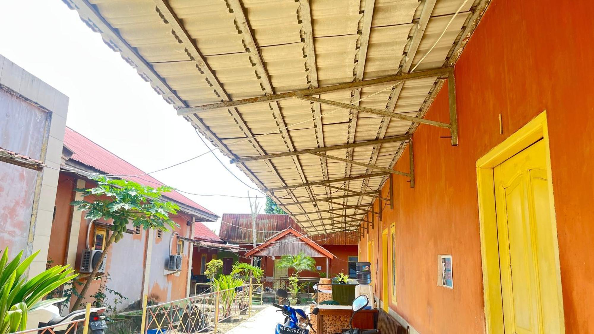 Oyo 93119 Guest House Leo Patra Muara Badak Екстериор снимка