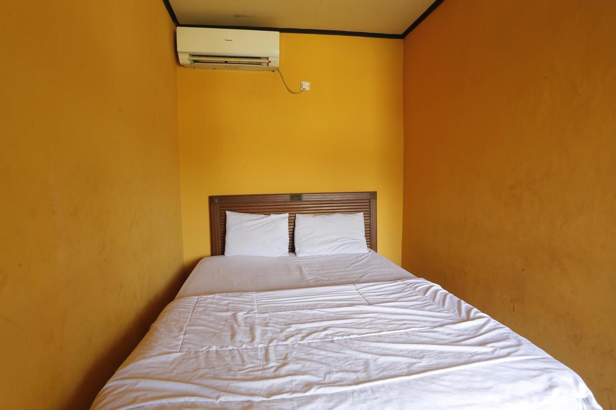 Oyo 93119 Guest House Leo Patra Muara Badak Екстериор снимка